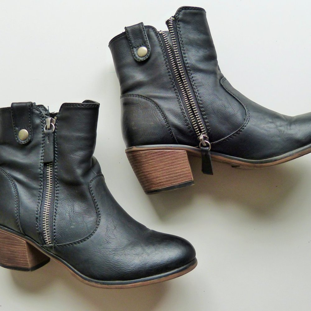 FAUX LEATHER BOOTIES